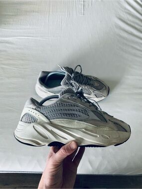 Adidas Yeezy 700v2 static